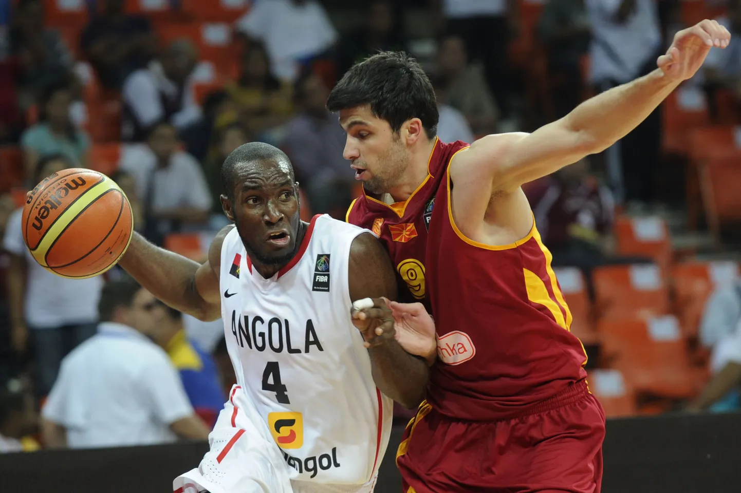 Angola koondislane Anthony Skinn (vasakul) ja Oscar Torres Makedooniast.