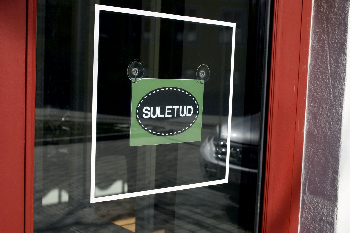 Zīme "Slēgts" Igaunijas pilsētā Kuresārē.