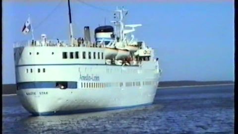 RETROVIDEO ⟩ Valge laev tõi Stockholmist Saaremaale rahakad rootslased