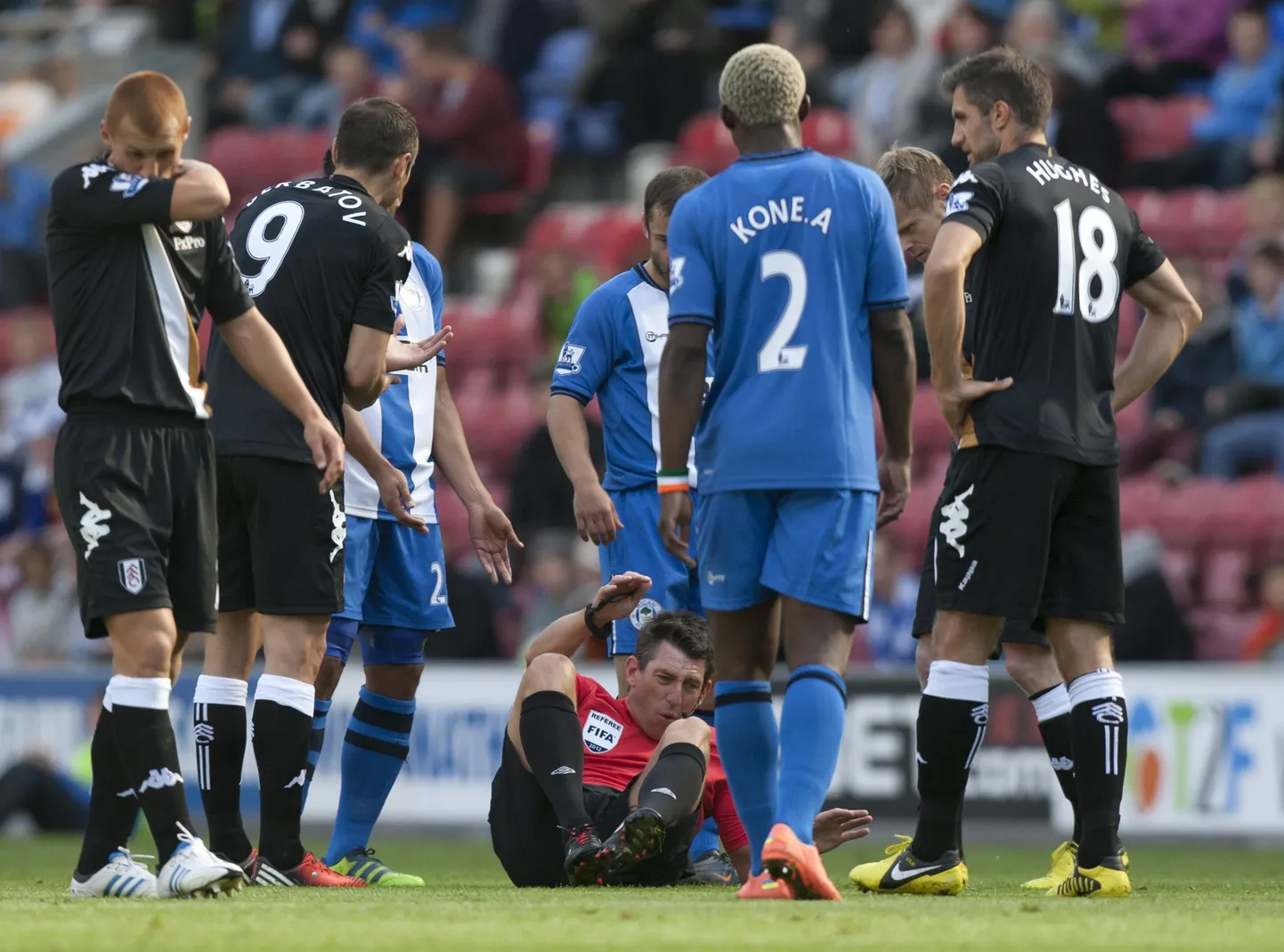 Palli järele jooksnud Fulhamis palliv Steve Sidwell ja Wiganis mängiv Ben Watson niitsid jalust täpselt tee peal ees seisnud peakohtuniku Lee Proberti.
