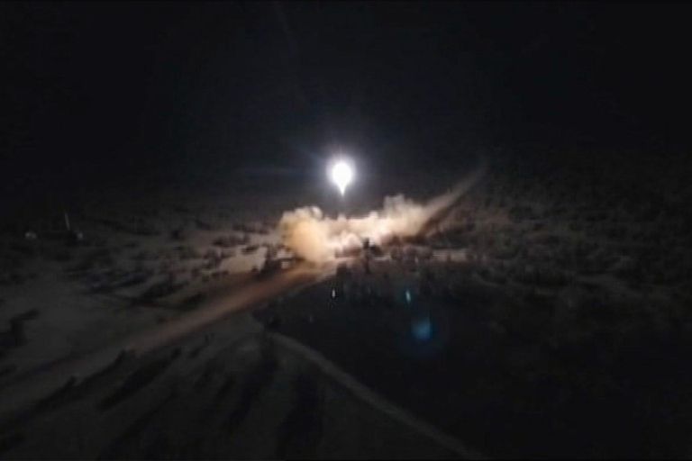 Стопкадр, сделанный с видео иранского новостного агенства, якобы показывающий запуск ракет в сторону американских баз. 