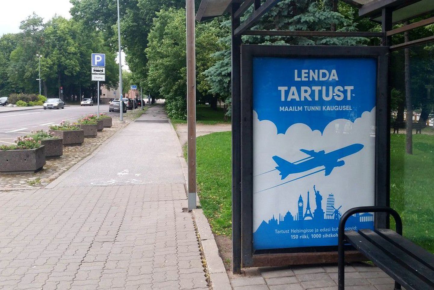 Emajõelinna bussipeatustesse ilmuvad plakatid, mis kutsuvad üles Tartust lennukiga reisima.