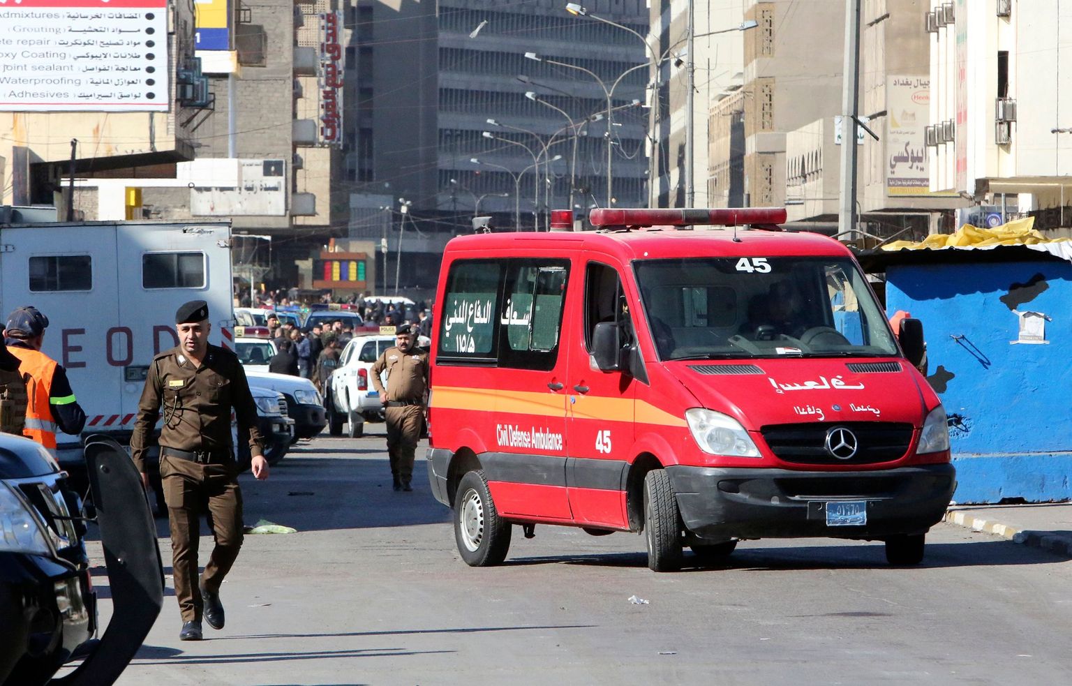 Kiirabiauto Bagdadis topeltpommitamise sündmuskohas.