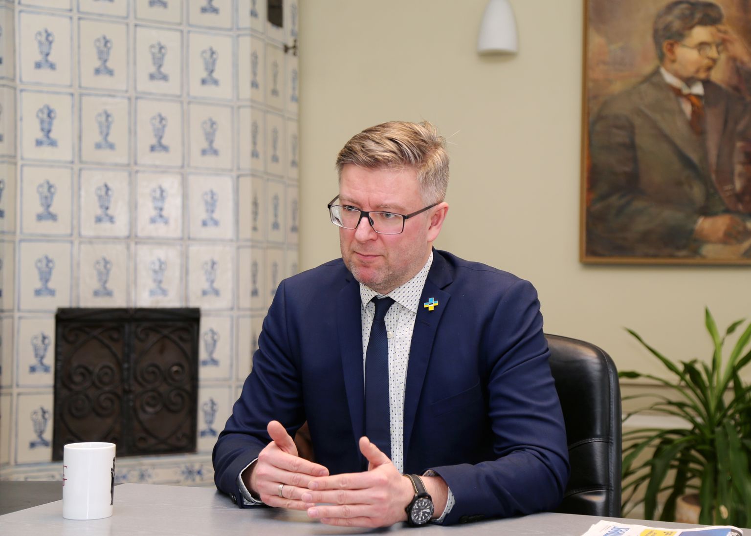 Diplomaat Kaimo Kuusk annab intervjuu Treffneri gümnaasiumis, mille vilistlane ta on.