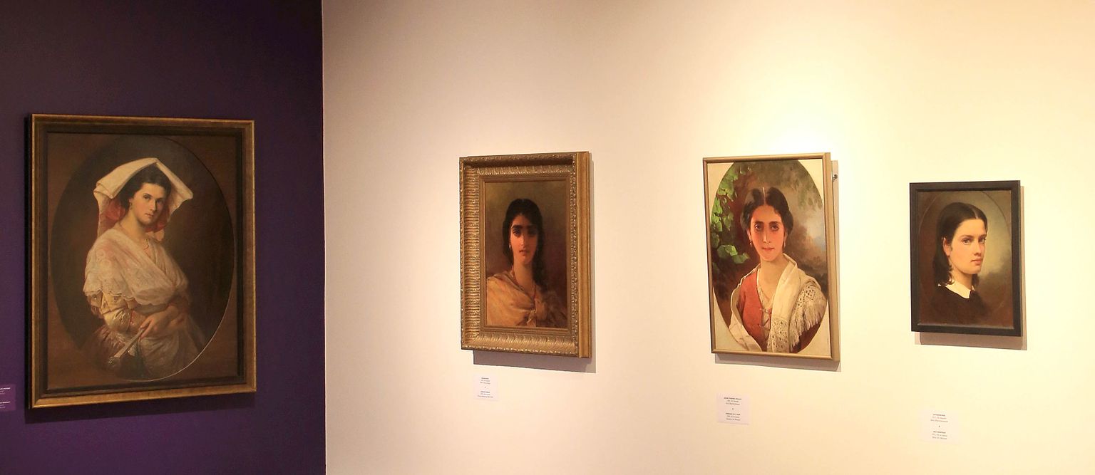 Julie Hagen-Schwarzi õlimaalid «Proua von M / Naise portree» (vasakult, 1853), «Roomlanna» (1859), «Daami portree ovaalis» (1866) ja «Autoportree» (1855) näitusel Tartu kunstimuuseumis.