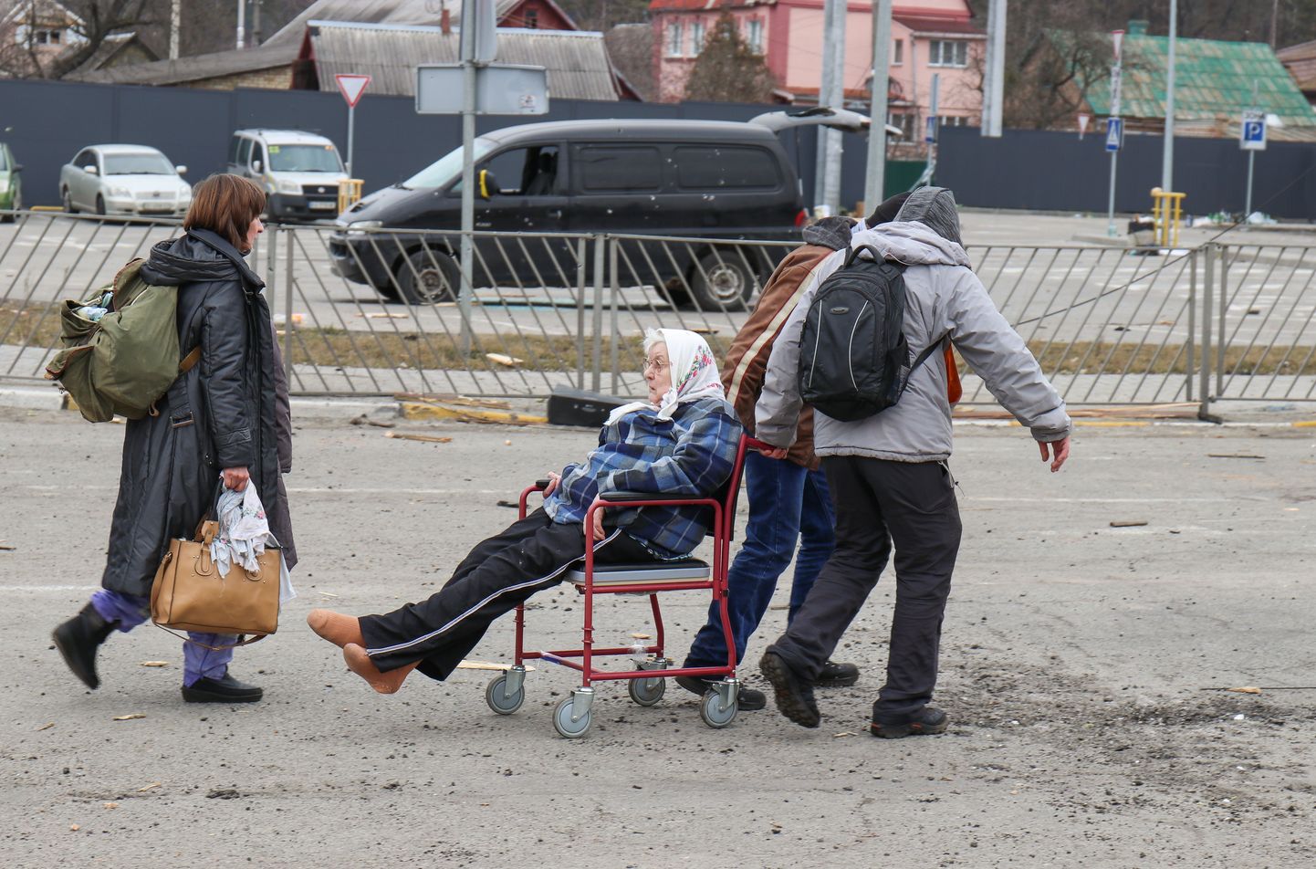 Venemaa pommirünnakute eest põgenevad inimesed Ukraina pealinna Kiievi lähedal.
