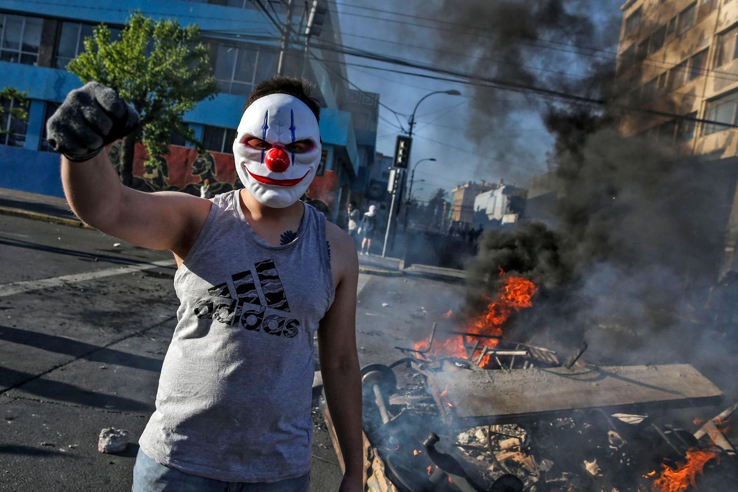 Maskis meeleavaldaja Tšiilis Valparaisos. Võimud on mitmel pool riigis välja kuulutanud eriolukorra.