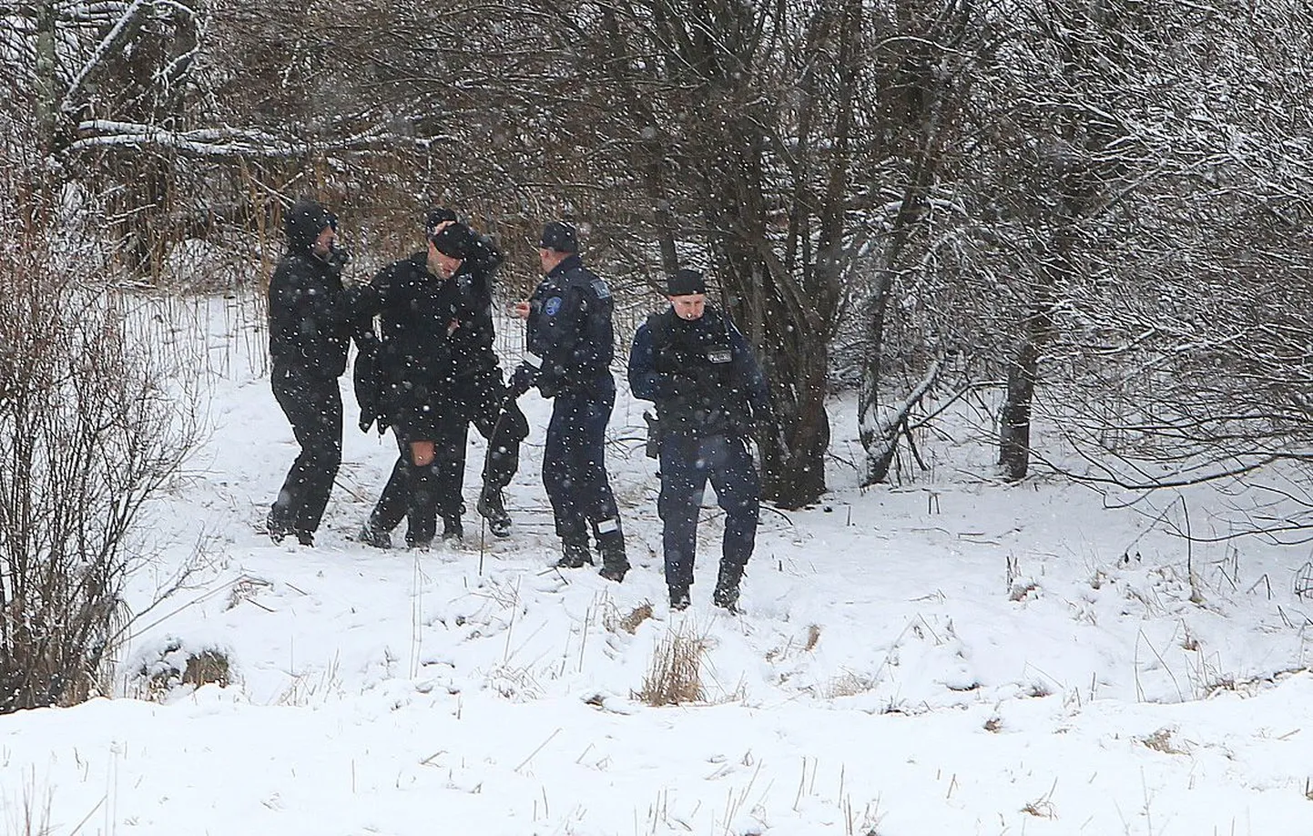 Спецподразделение полиции при задержании литовских автоугонщиков.