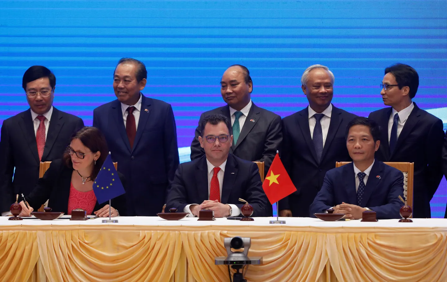 Euroopa Komisjoni kaubandusvolinik Cecilia Malmström (vasakul), Euroopa Liidu eesistujariigi Rumeenia kaubandusminister Ștefan-Radu Oprea ja Vietnami kaubandusminister Tran Tuan Anh pühapäeval Hanois EL-i ja Vietnami vabakaubanduslepingut allkirjastamas.