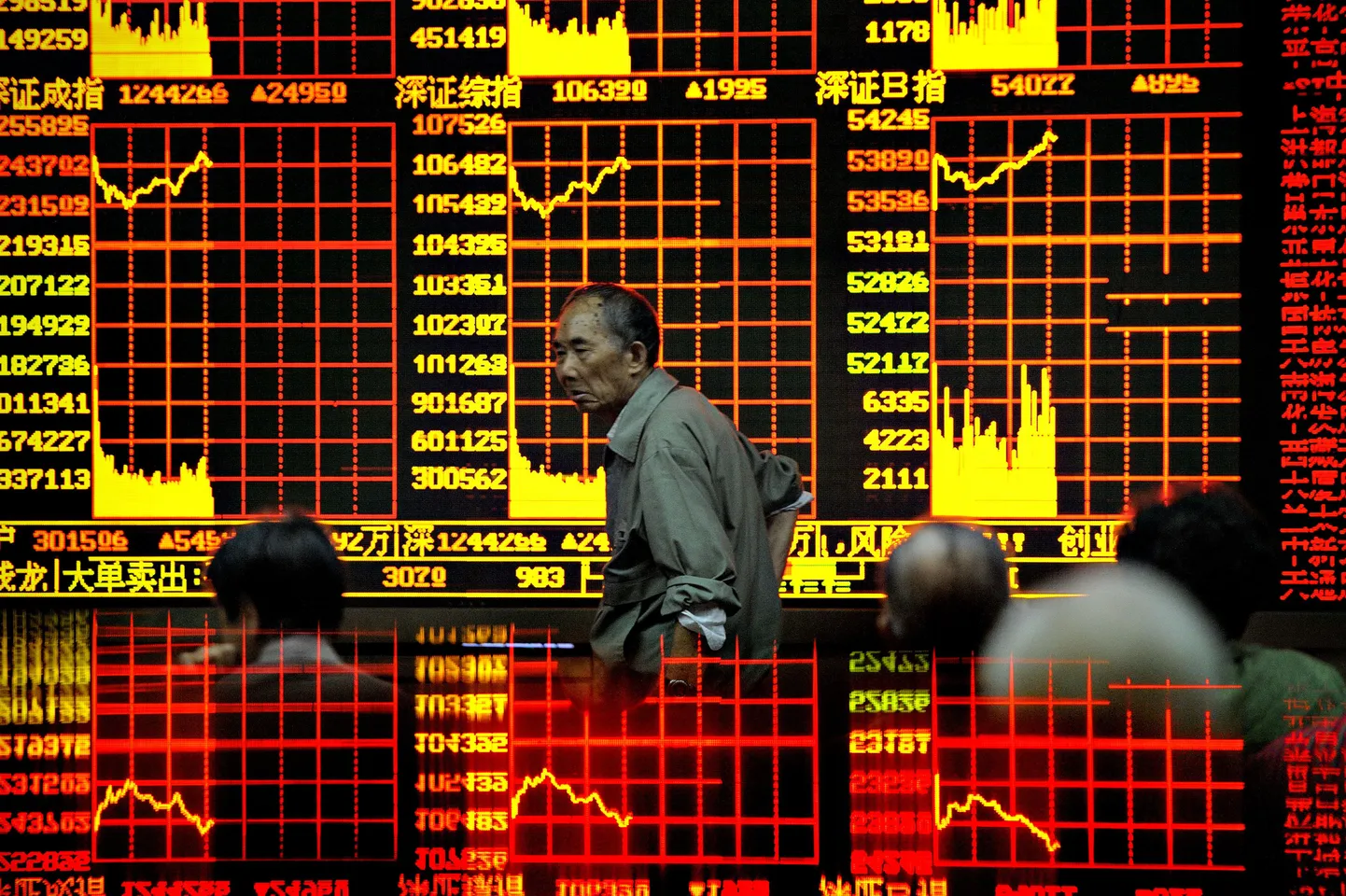 Investor Shanghai börsil kaubeldavate aktsiate hinnatabloo eest mööödumas.