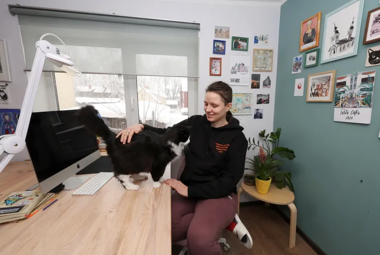 Alexandra Milyakina, kunstnikunimega Sashami oma kodus töölaua taga.
