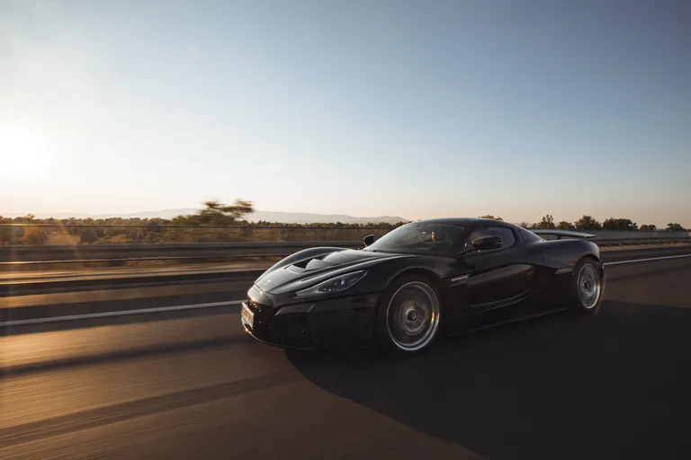 Horvaatia autotööstuse uhkus Rimac Nevera maanteel.