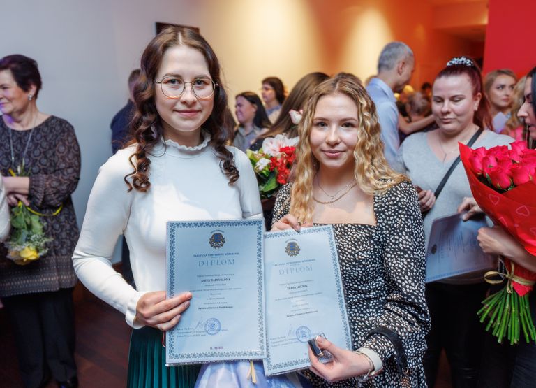 Анита Запевалова и Диана Лизуник на выпускном TTK 27 января 2023 года.