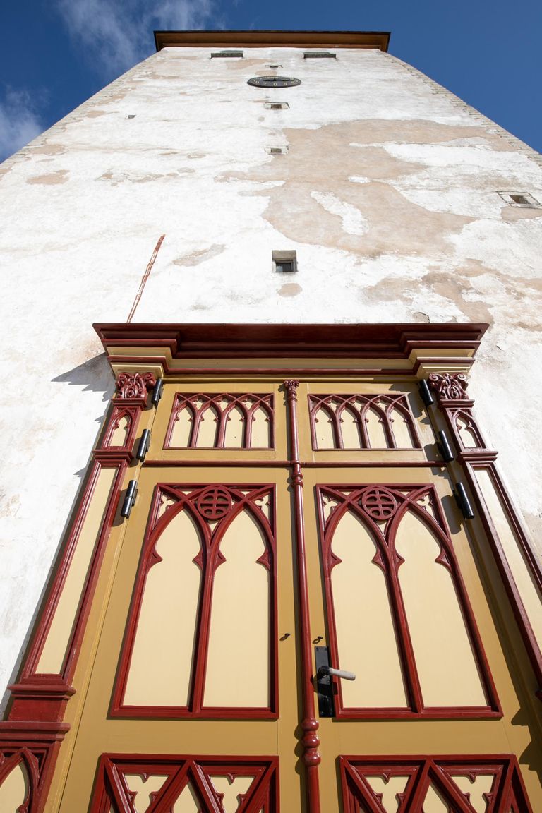 Rakvere Kolmainu kirik on saanud väärika ukse, mis valmis vanade fotode järgi.