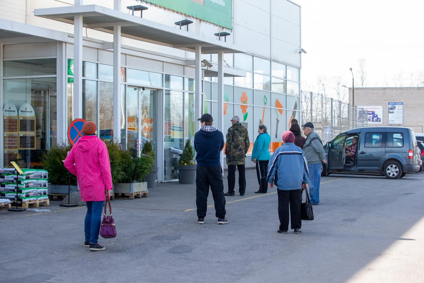 Ehitusmaterjale ja aiatarbeid müüva Bauhofi välisukse ees on tihtipeale järjekord, mis näitab, et ostuhuvilisi on rohkem, kui poodi praeguste reeglite järgi lubatakse.
