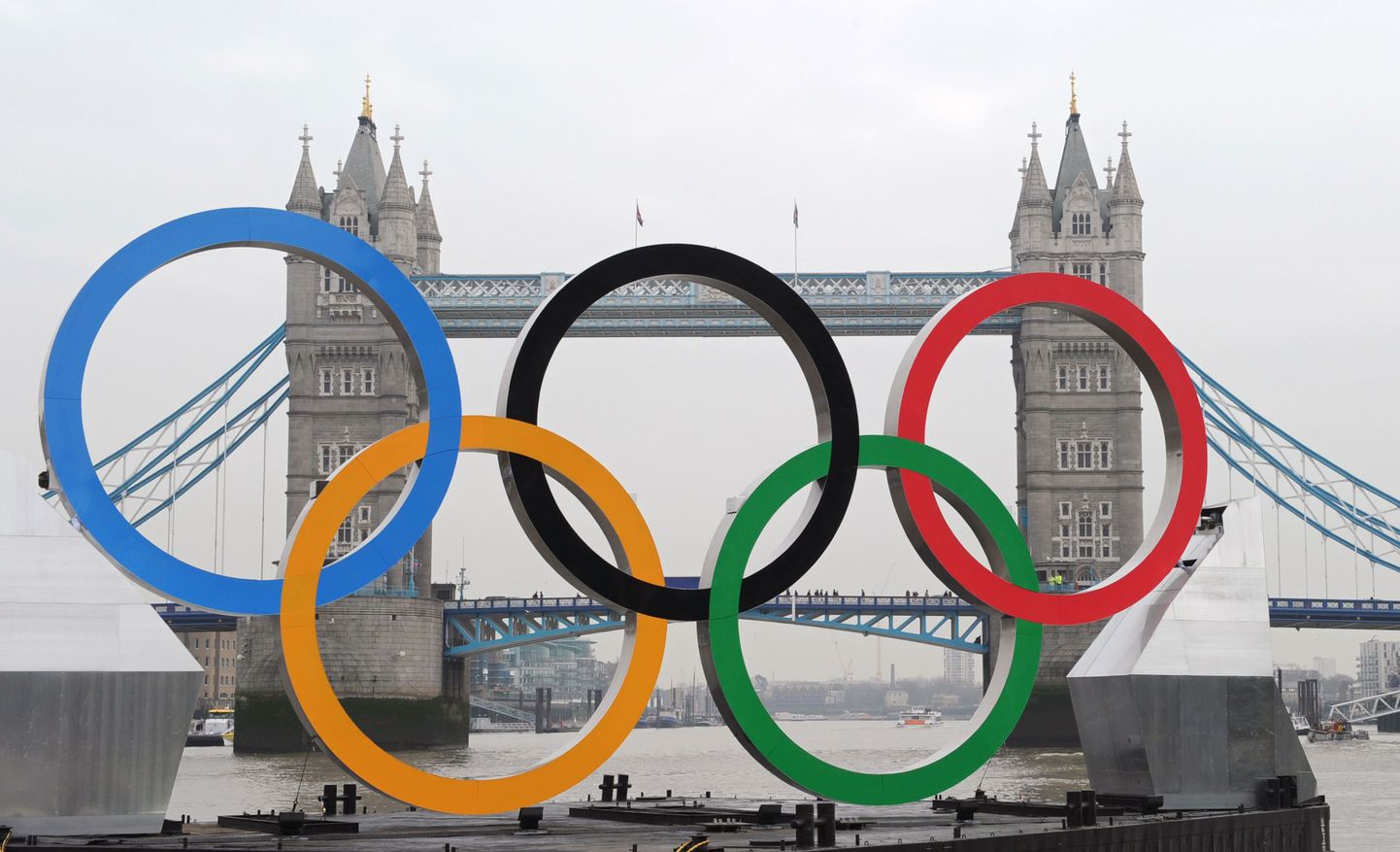 Olümpiarõngad Thamesi jõel.