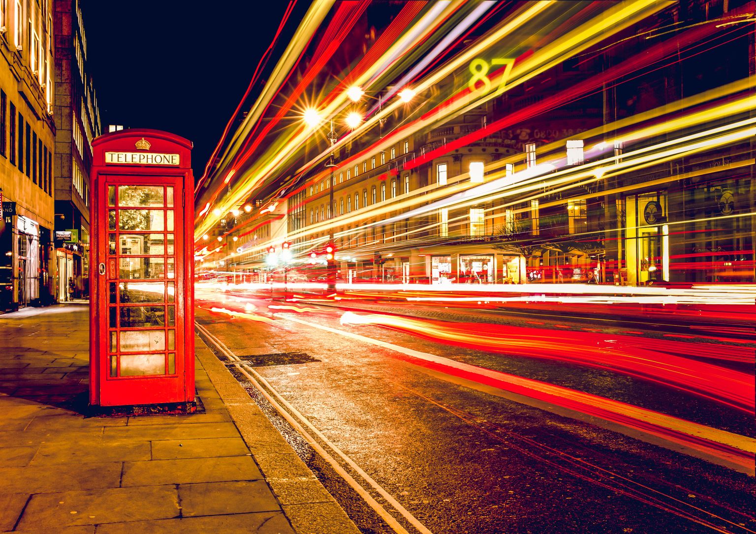 Legendaarne punane telefoniputka Londoni öös.