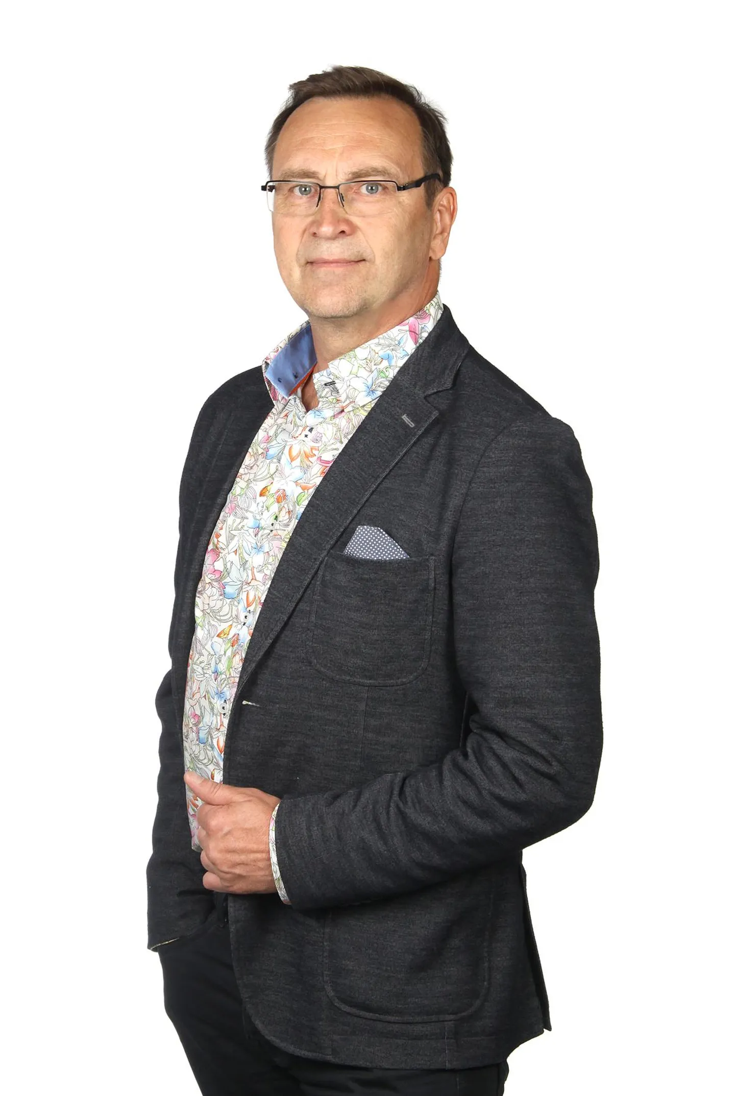 Pärnu linnavolinik Jüri Lebedev kirjutab viimasel istungil toimunut kokku võttes, et üleskutset lähtuda põhimõttest “Tark ei torma”  võetakse solvanguna, millele järgnevad aluseta süüdistused.