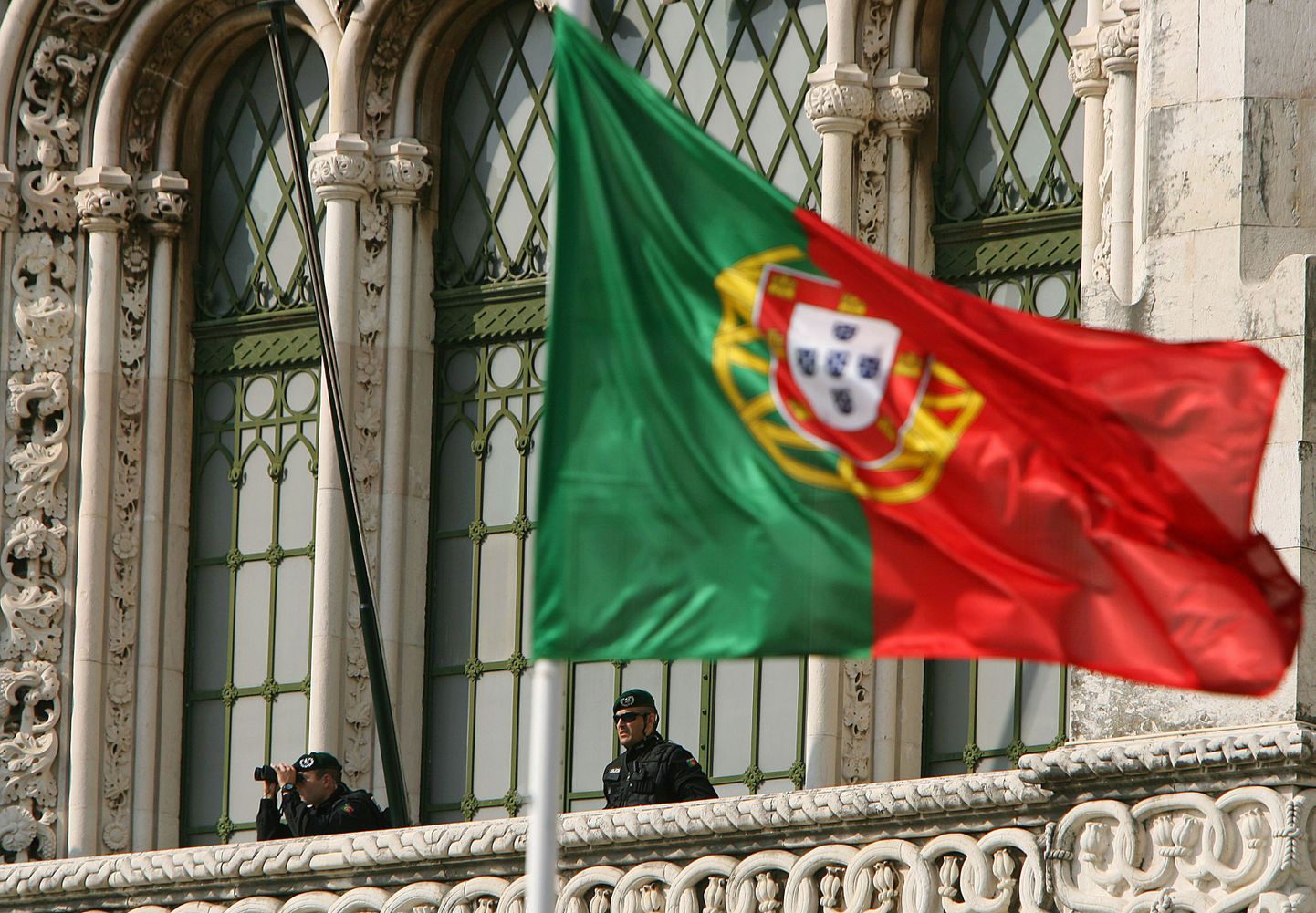 Portugali lipp, tagaplaanil politseinikud.