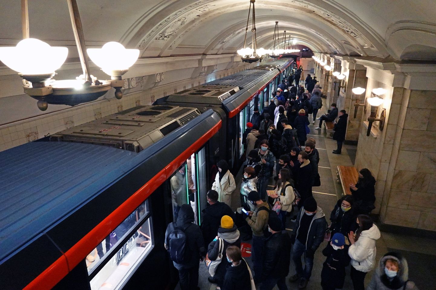 Kaitsemaskides inimesed Moskva metroos. Foto on illustratiivne.