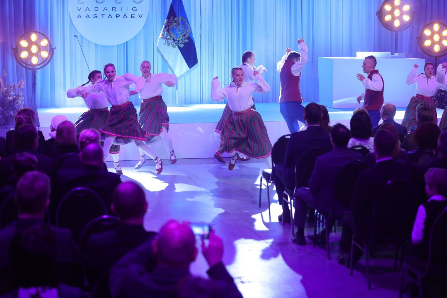 President Kersti Kaljulaid andis täna Tallinnas Noblessneri valukojas Eesti Vabariigi aastapäeva eel toimunud tunnustusüritusel üle tänavused riigi teenetemärgid.