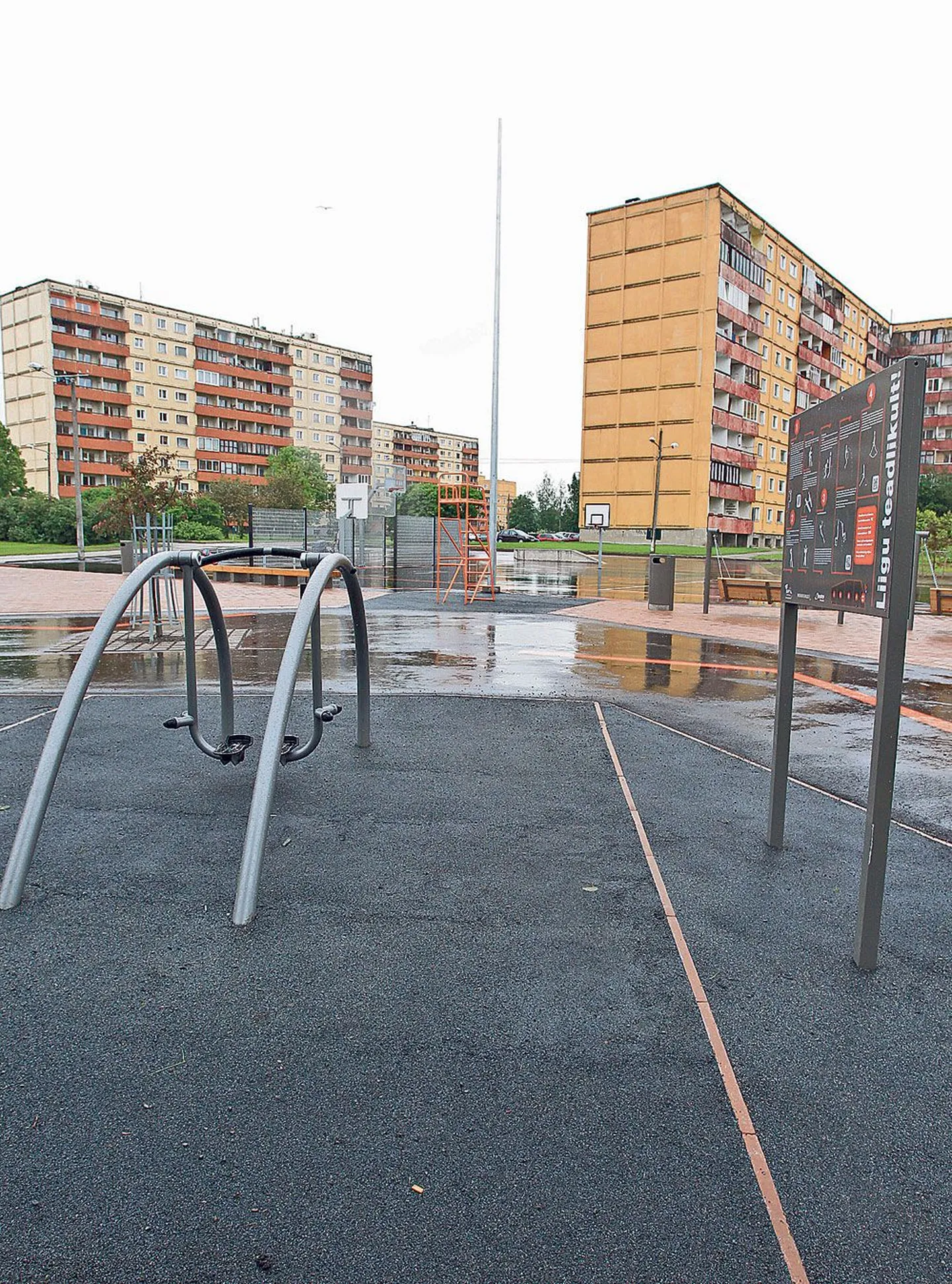 Annelinna kõrgete majade vahel on spordiväljakuks tehtud umbes 3000 ruutmeetrit. Varem oli seal korvpalliplats, nüüd saab mängida ka jalgpalli ja lauatennist ning on ruladele mõeldud trikirada. Projekt näeb ette ka laste mänguplatsi, millal see valmis ehitatakse, on veel teadmata.