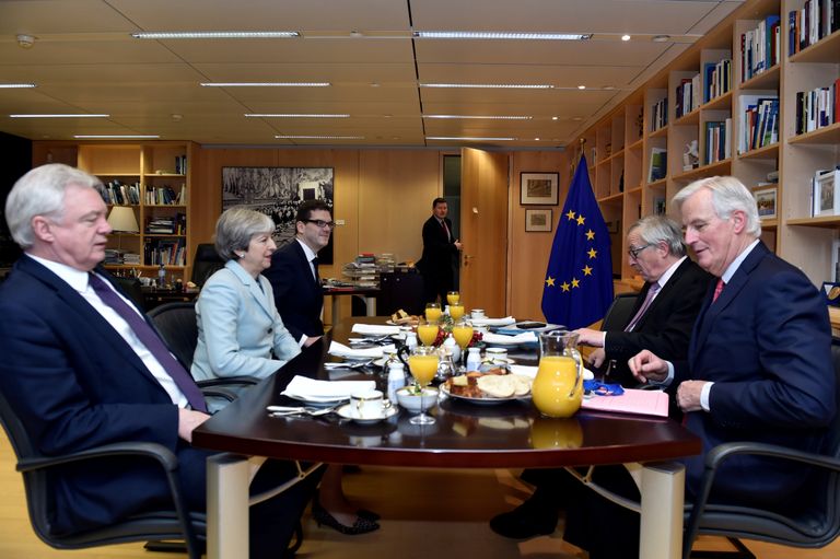 Theresa May, Jean-Claude Juncker, Briti Brexiti minister David Davis ja ELi pealäbirääkija Michel Barnier Brüsselis läbirääkimisi pidamas.