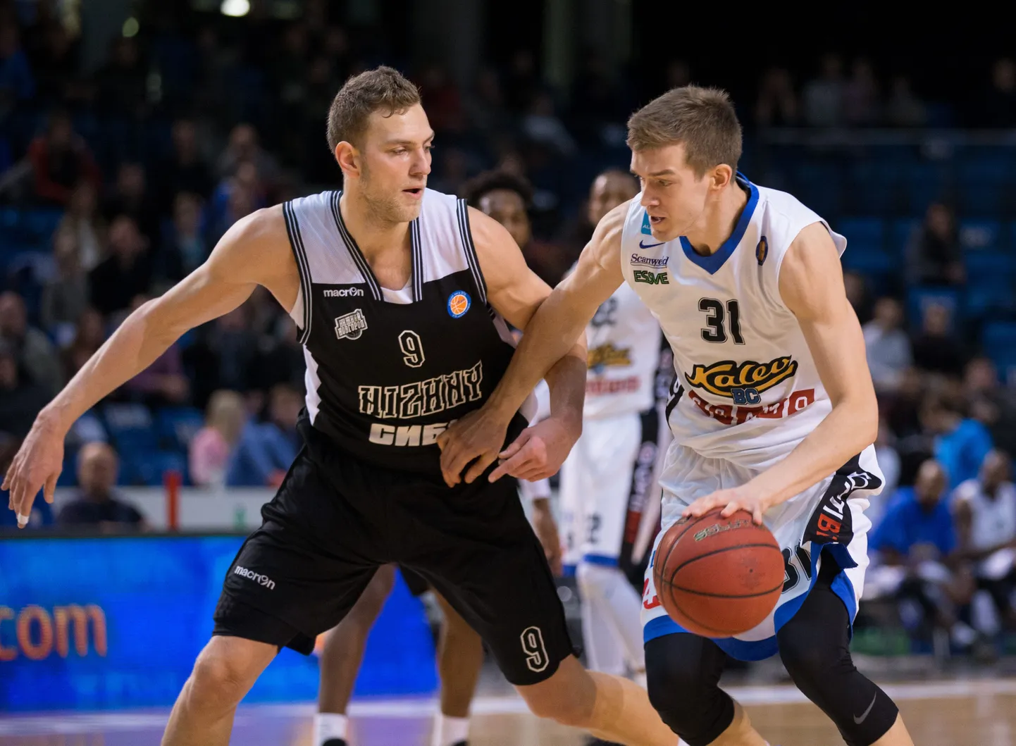 Siim-Sander Vene (vasakul) VTB Ühisliiga kohtumises Kalev/Cramo vastu mängimas.
