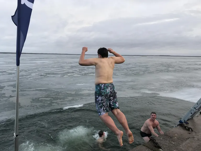 Orisaare jahisadama kaile tuli rahvast kokku lähikonnast, kogu Saaremaa pealt ning mandriltki. Vaevalt suudaks keegi välja mõelnud uue aasta alustamiseks miskit äkilisemat ja adrenaliinirikkamat kui karsumm jääkülma merre.