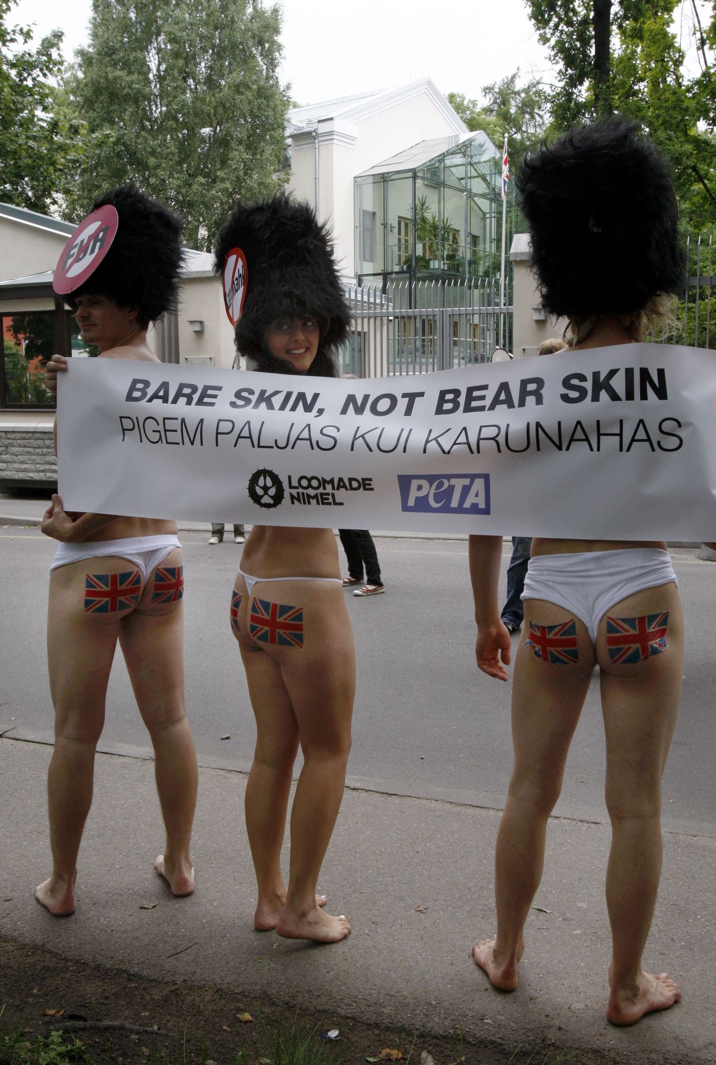 Karusnahaäri vastased loomakaitsjad Briti saatkonna ees alasti meelt avaldamas.