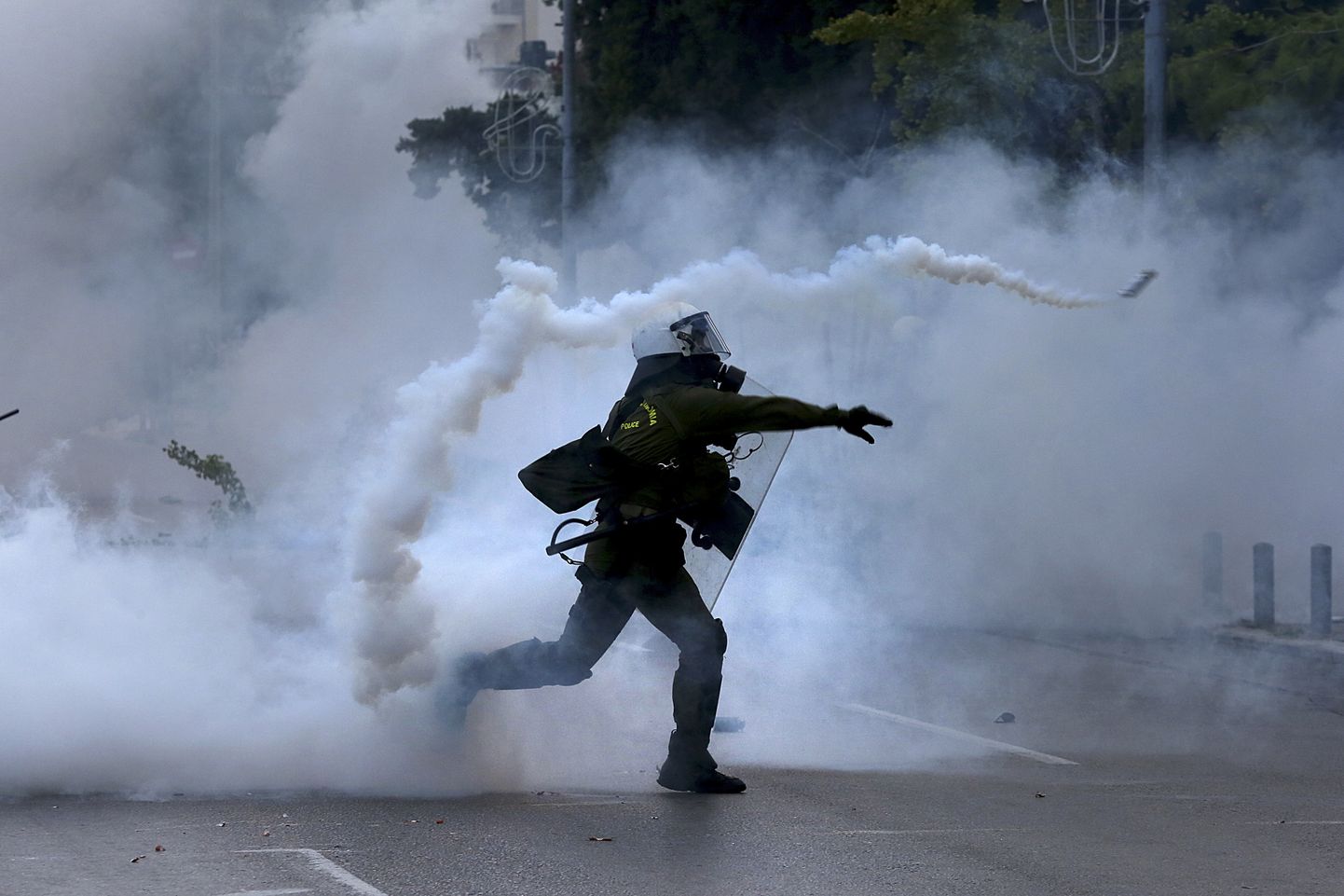 Grieķijas policija izmanto asaru gāzi, lai savaldību protestētājus