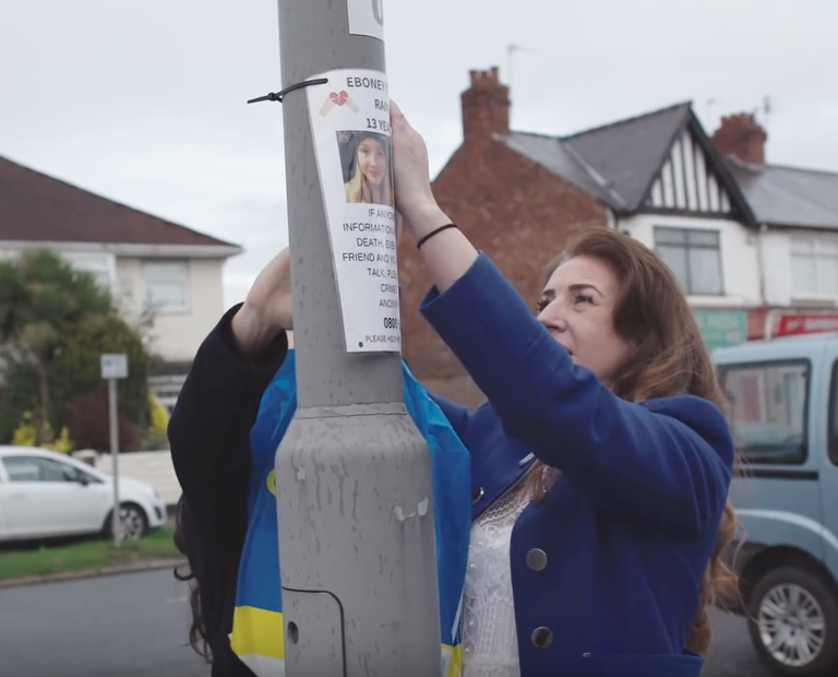Kerry Williams käib seni tänavatele plakateid kleepimas, kus palub jagada tema tütre surmaga seotud infot.