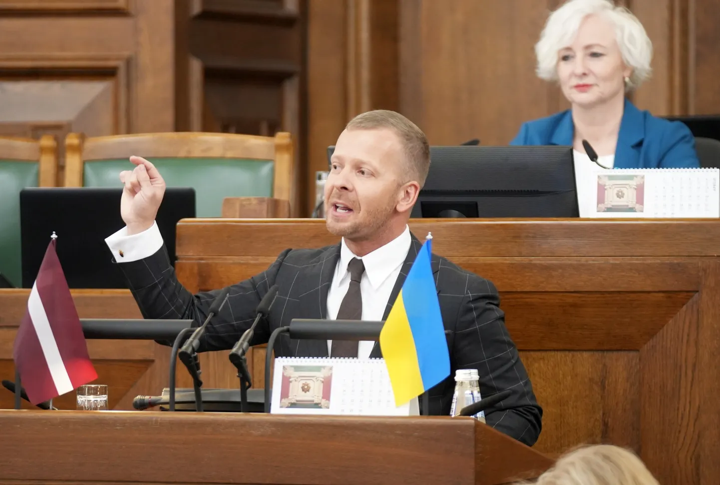 Saeimas deputāts Aleksejs Rosļikovs piedalās Saeimas sēdē, kurā tiek lemts par Valsts kontroles padomes locekļu atkārtotu apstiprināšanu amatā.