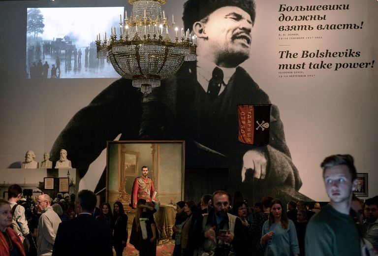Ermitaažis üles pandud näitusel revolutsioonilisest 1917. aastast varjutab Nikolai II portreed Vladimir Lenini pilt. Lenini otsused said kukutatud tsaarile saatuslikuks.