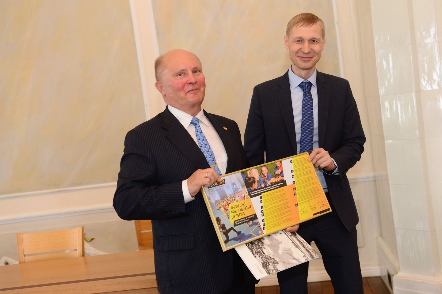 Kultuuriministeeriumi spordi asekantsler Tarvi Pürn andis Tartu aselinnapeale Madis Lepajõele üle EL spordiministrite kohtumisel allkirjastatud Tartu deklaratsiooni.