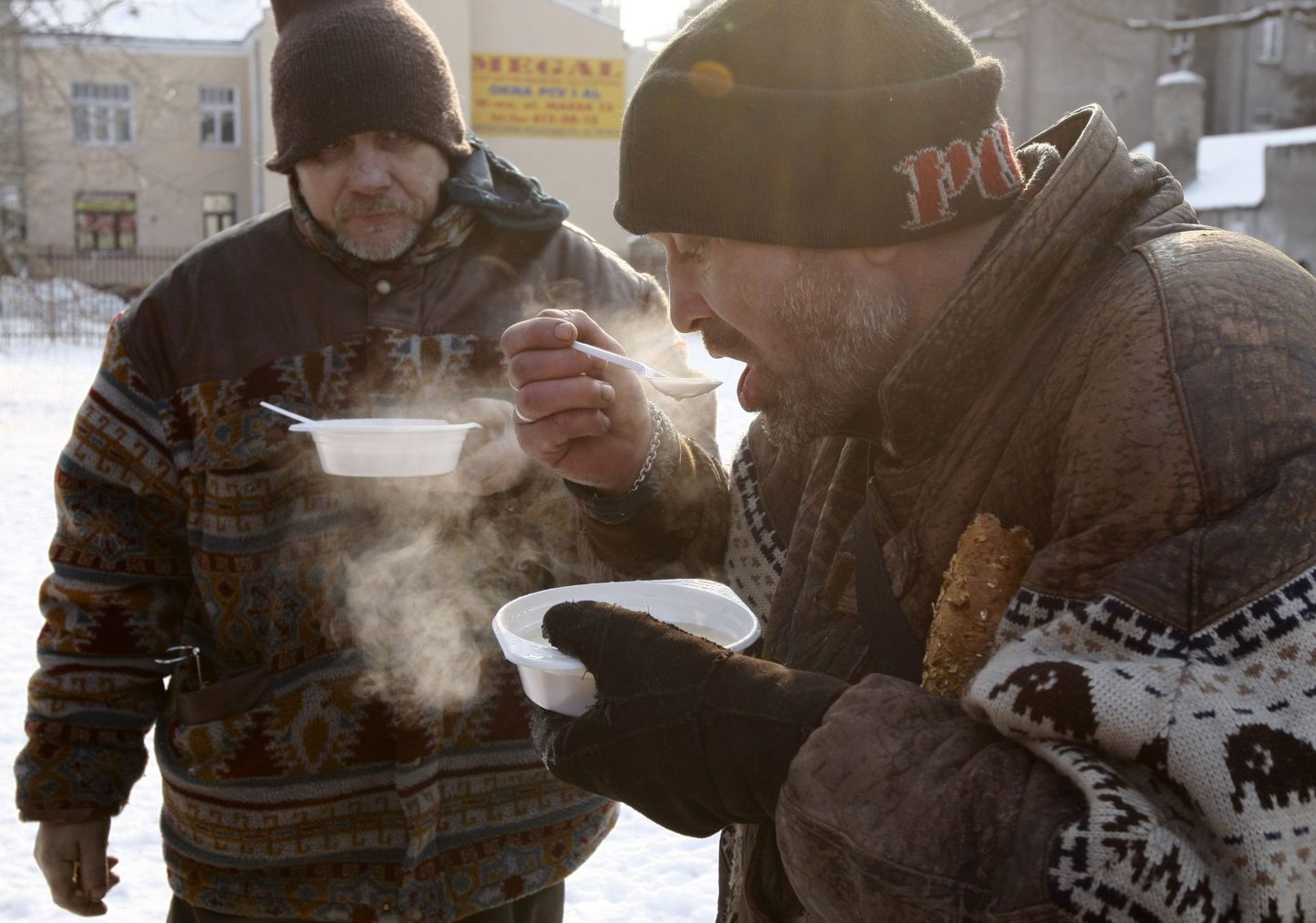 Kodutud Varssavis söömas kiirabitöötajate pakutud suppi.