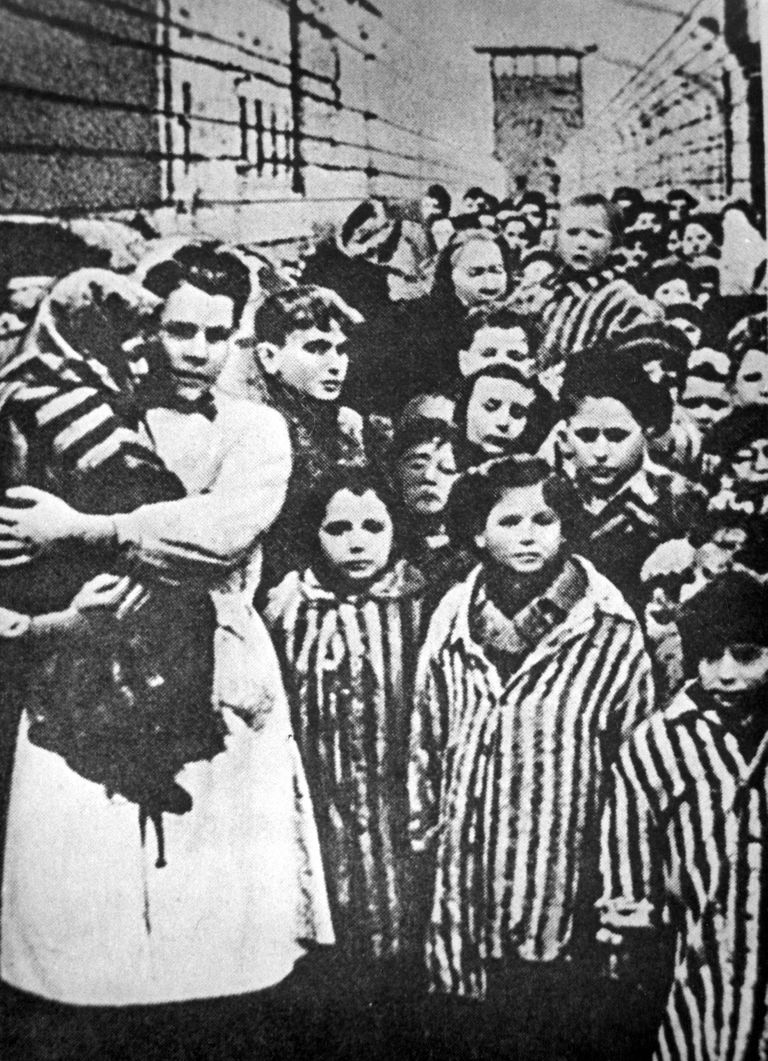 Nõukogude Punaarmee poolt vabastatud Auchwitzi koonduslaagri lapsed jaanuaris 1945.