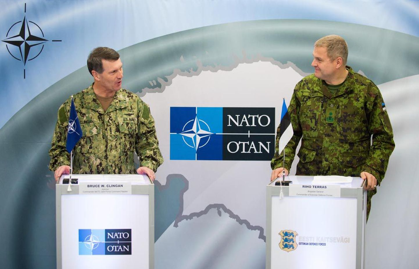 Enam kui nädala v­ältava õppuse stsenaariumi tutvustasid NATO Napoli väe­juhatuse staabi ülem admiral Bruce W. Clingan (vasakul) ja Eesti kaitseväe 
juhataja brigaadi­kindral Riho Terras.