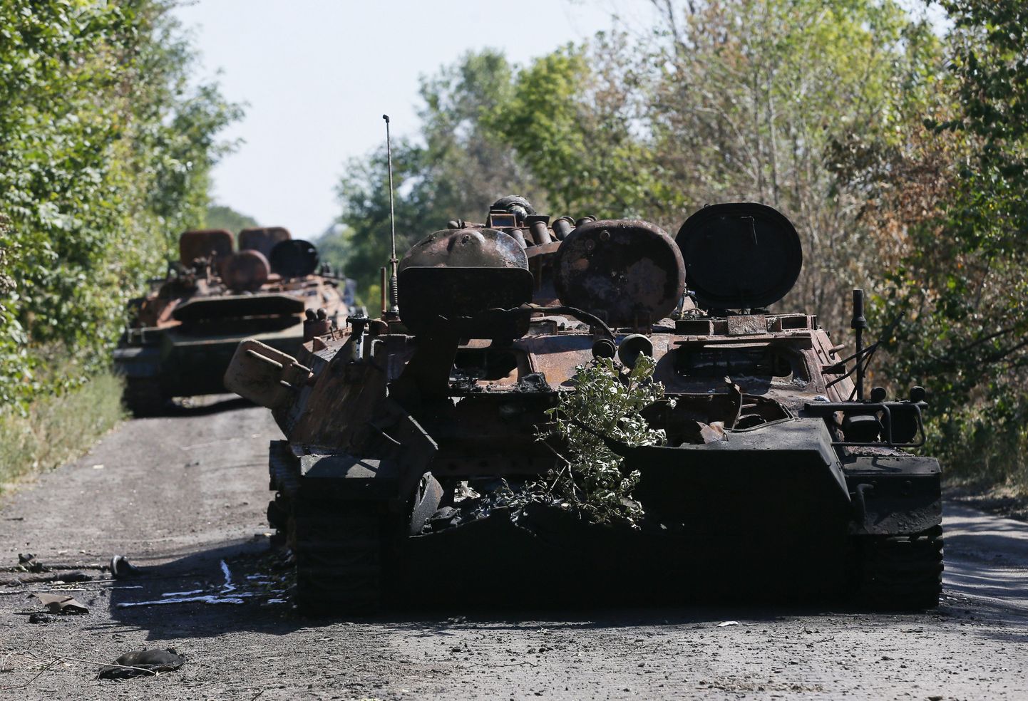Ukraina armee põlenud soomuk Mnogopolje asula lähistel.