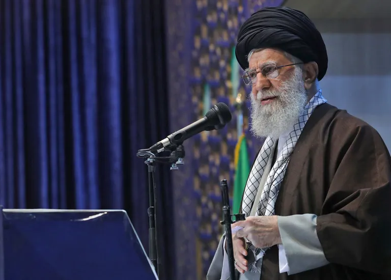 Iraani kõrgeim juht ajatolla Ali Khamenei juhtis täna üle kaheksa aasta esimest korda Teheranis reedest palvust.