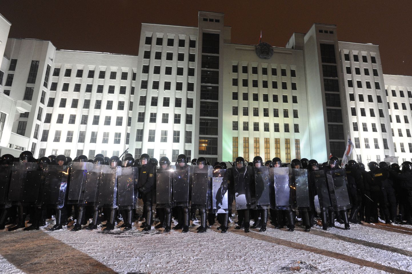 Милиция у здания правительства в Минске.