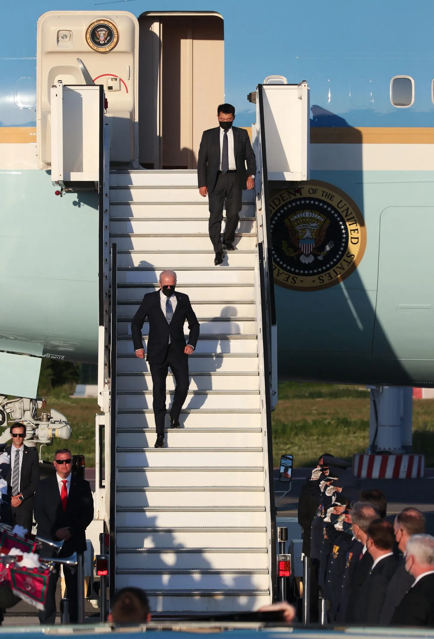 USA president Joe Biden laskub mööda presidendilennuki Air Force One treppe alla, mis on päris pikk teekond vanale mehele.