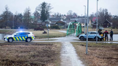 Foto no notikuma vietas: Valgā nogalināts vīrietis; aizdomās par slepkavību aizturēti trīs jaunieši