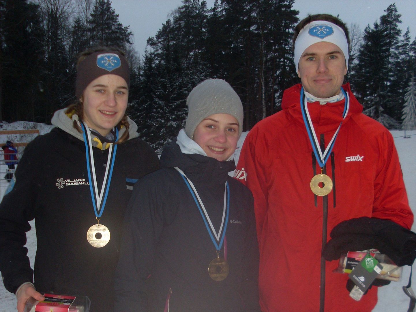 Noortesarja sprindivõistlusel autasustatavate sekka jõudnud kolm Viljandimaa suusatajat Karolin Pugal (vasakul), Andra Aavik ja Kaupo Tammemäe. Noortesarjas autasustatakse võistluse viit paremat.
