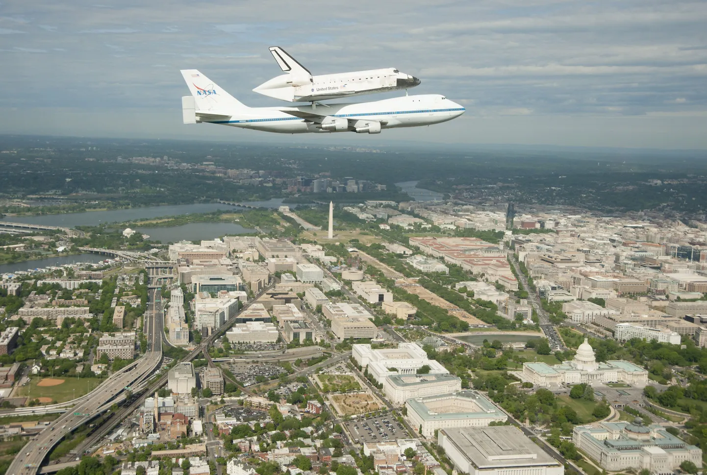Discovery koos süstikukandjaga Washingtoni kohal.