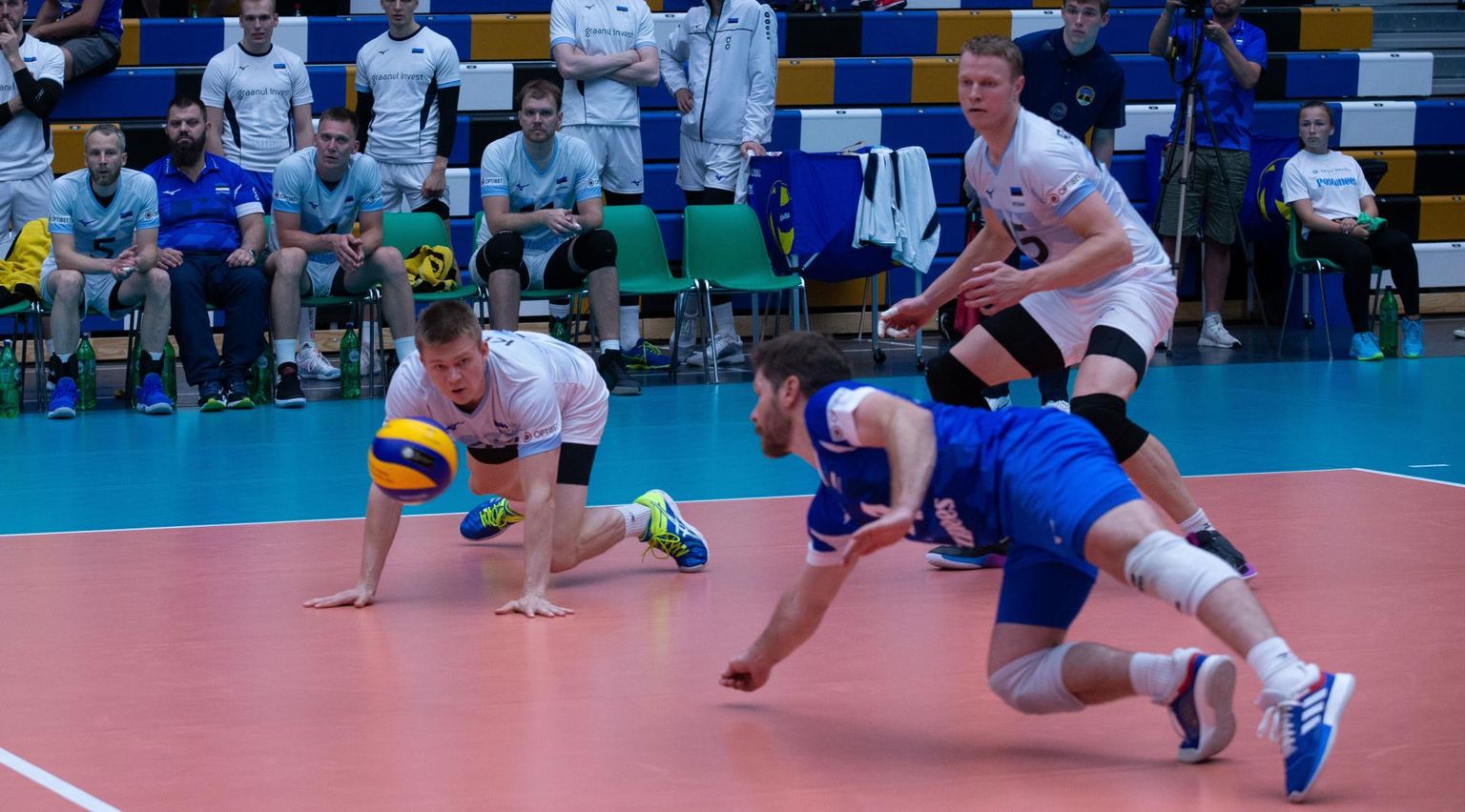 Eesti koondis võitles 0:2 kaotusseisust välja ja teenis 3:2 võidu.
 
