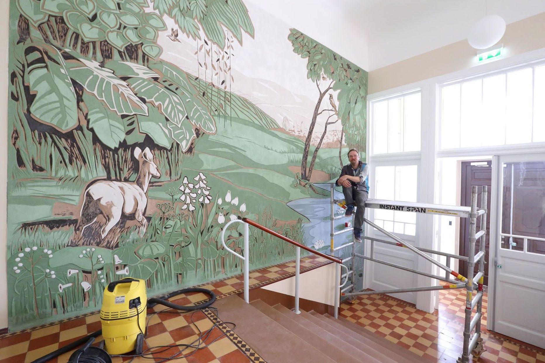 Kunstnike Peeter Krosmanni (pildil) ja Nadežda Tšernobai seinamaaliing «Aed» hakkab kaunistama renoveeritud Tartu Ülikooli kliinikumi Puusepa tänava hooldushaiglat.