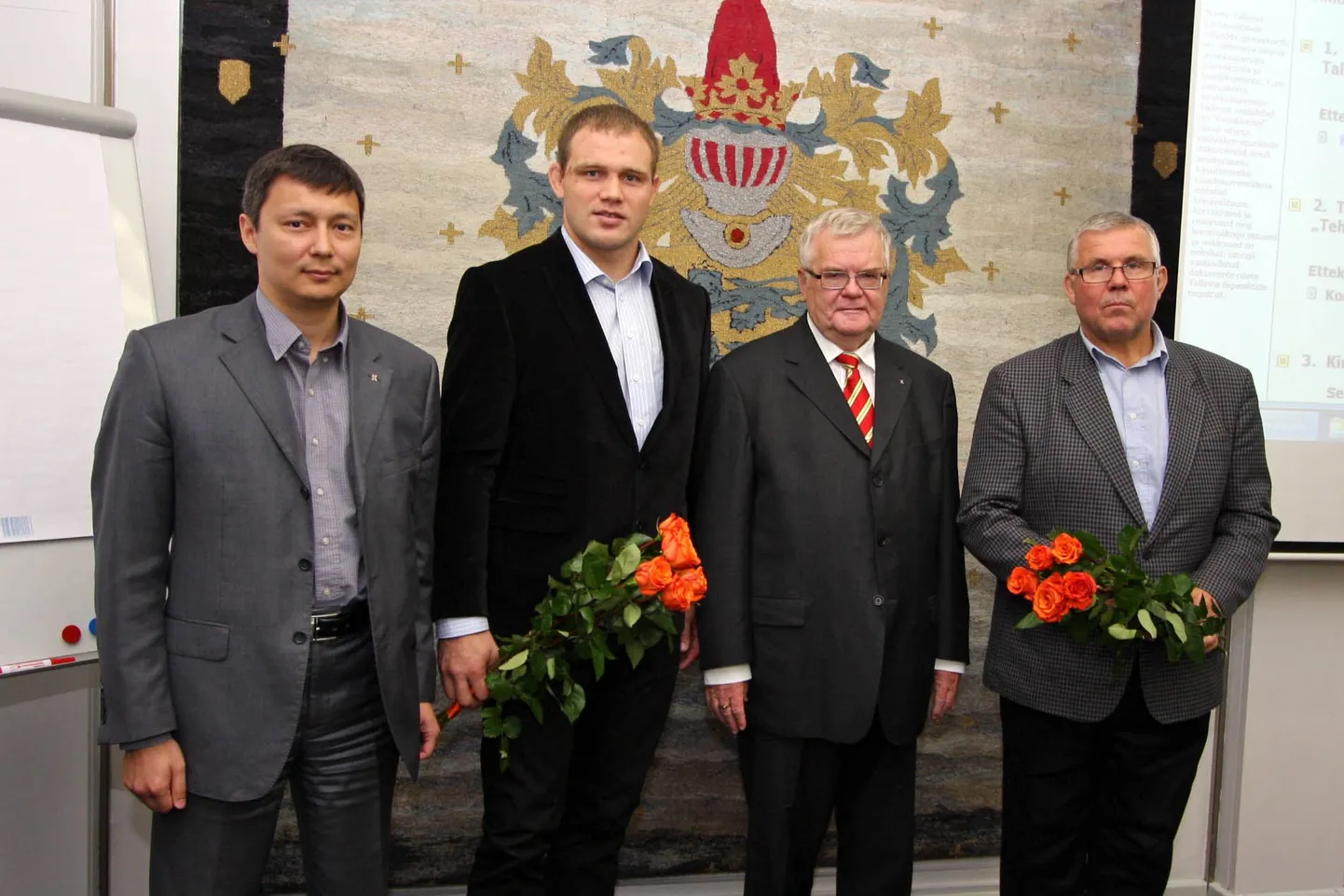 Abilinnapea Mihhail Kõlvart, maadleja Heiki Nabi, linnapea Edgar Savisaar ja Nabi treener Henn Põlluste.