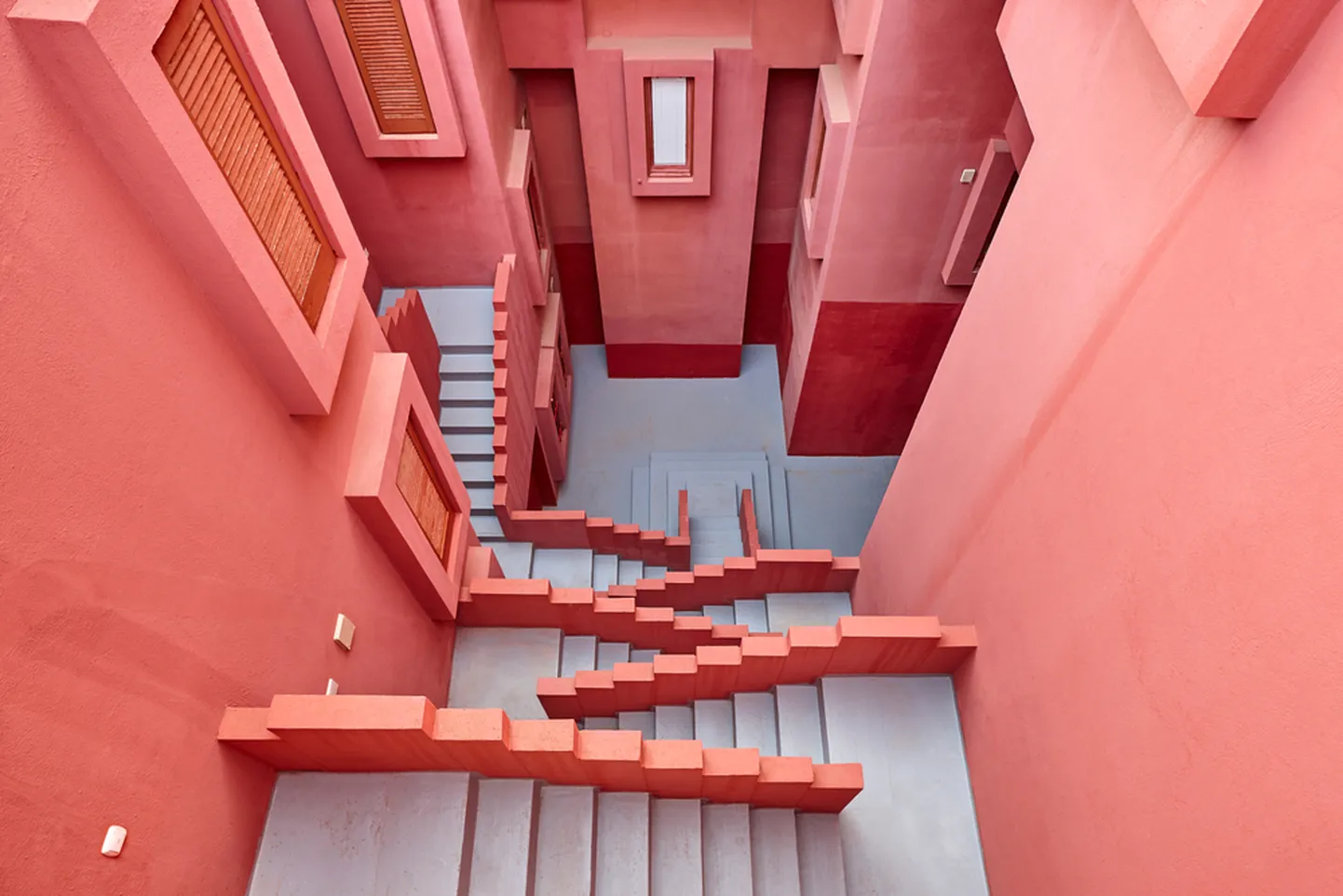 La Muralla Roja geomeetrilised trepid, Calpe, Hispaania.