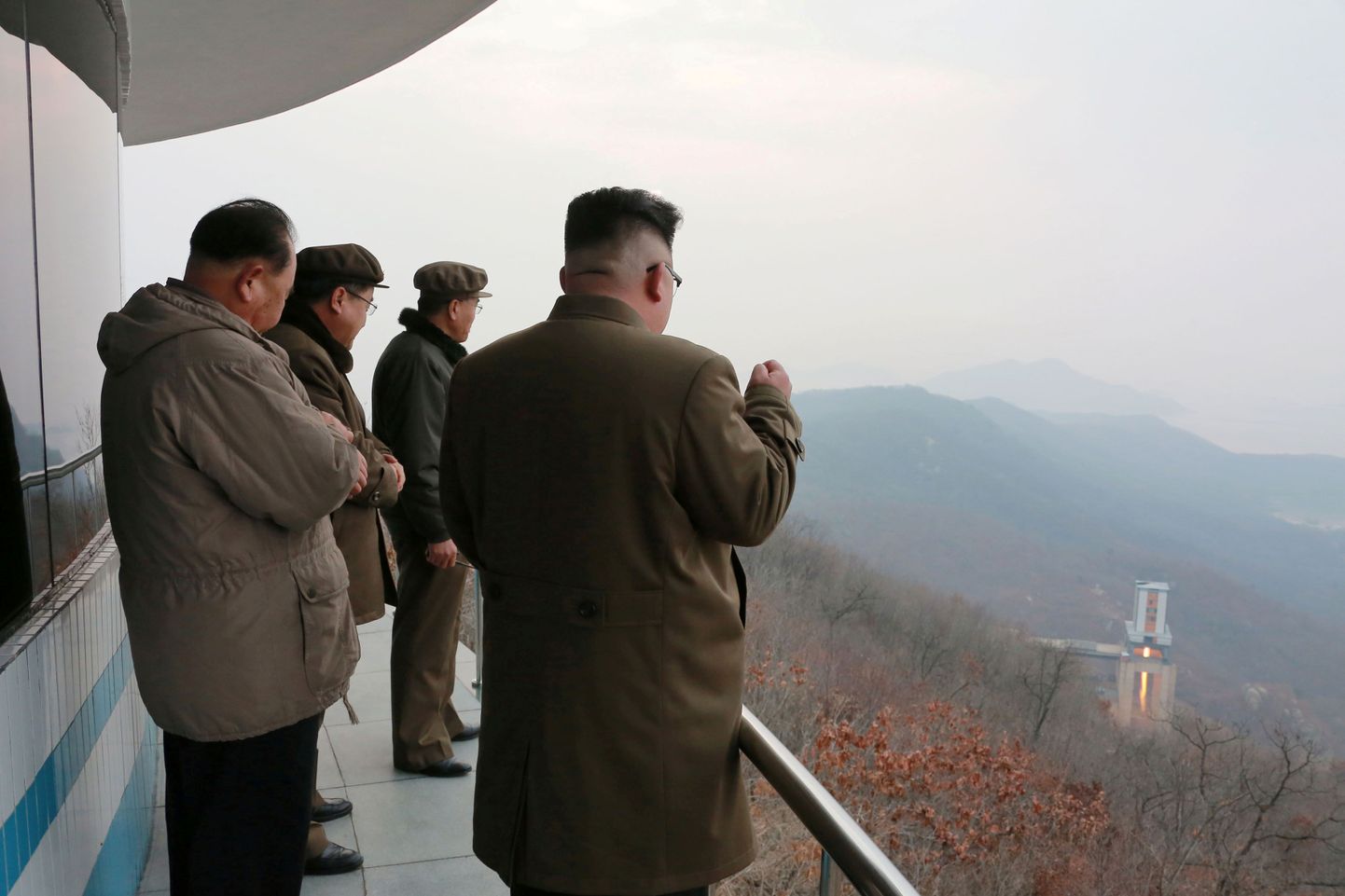 Põhja-Korea liider Kim Jong-un arvatavasti märtsikuist raketimootori katsetust jälgimas.